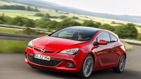 Nu de nieuwe Astra bijna drie jaar op de markt is en zowel de OPC als sedan in aantocht zijn vindt Opel het tijd voor een facelift. Tegelijkertijd voegt zich de 195 pk sterke biturbodiesel in het gamm