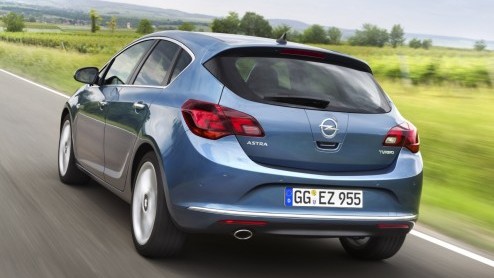 Nu de nieuwe Astra bijna drie jaar op de markt is en zowel de OPC als sedan in aantocht zijn vindt Opel het tijd voor een facelift. Tegelijkertijd voegt zich de 195 pk sterke biturbodiesel in het gamm