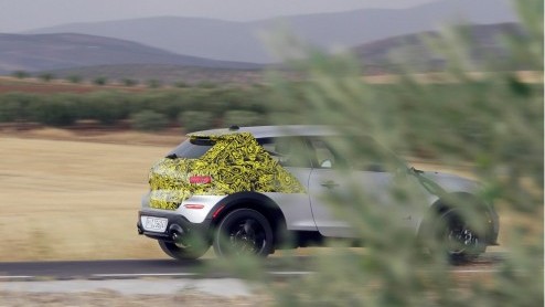 Het studiemodel dateert alweer uit 2010 maar het gaat dan toch echt gebeuren. MINI komt met de Paceman en toont de eerste beelden van een minimaal gecamoufleerd model.