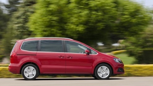 Seat introduceert twee nieuwe versies van de Alhambra, een nieuwe instapdiesel met 115 pk en een 2.0 TDI (140 pk) met vierwielaandrijving. De eerste lijkt op papier een interessante versie voor de zak