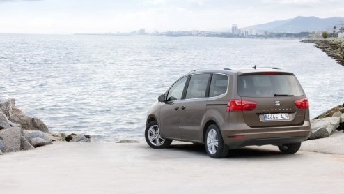 Seat introduceert twee nieuwe versies van de Alhambra, een nieuwe instapdiesel met 115 pk en een 2.0 TDI (140 pk) met vierwielaandrijving. De eerste lijkt op papier een interessante versie voor de zak