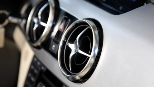 Wat is dat toch met de Mercedes-Benz GLK? Bouw je een stoere, compacte Gelnde in de geest van de legendarische G-Klasse, wil bijna niemand 'm (in Nederland) hebben! Onlangs is de compacte SUV verni
