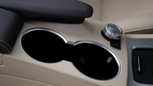 Wat is dat toch met de Mercedes-Benz GLK? Bouw je een stoere, compacte Gelnde in de geest van de legendarische G-Klasse, wil bijna niemand 'm (in Nederland) hebben! Onlangs is de compacte SUV verni