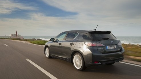 Lexus betreedt de wereld van de compacte middenklasser in het premiumsegment. Met de CT200h hebben de Japanners een antwoord op soortgenoten als de Audi A1, BMW 1 Serie en Volvo. Zij doen dat op hun e