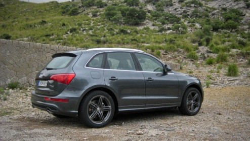Hybridetechniek. Audi is er al even druk mee maar voegt nu echt het woord bij de daad met de introductie van de Q5 Hybrid quattro. De Duitsers benutten de techniek voor zowel winst in prestaties als v