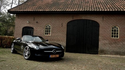 Hoe wordt het rijden in een Mercedes-Benz SLS AMG nog leuker? Precies, door er een Roadster van te maken! Tenzij je niet warm wordt van 571 pk langs je haren en liever iets anders hoort dan het gebuld