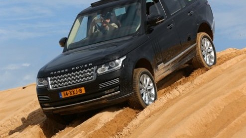 Een nieuwe Range Rover nog beter maken klinkt makkelijker dan het is. Toch is dat de uitdaging die Land Rover is aangegaan. Een afslankkuur van driehonderd kilo, riante zitruimte op de achterbank en n