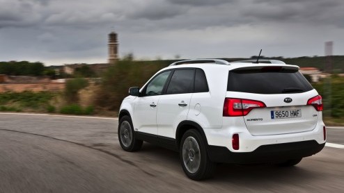 Begin oktober vorig jaar mochten we al snuffelen aan de gloednieuwe Kia Sorento. Nu staat-ie dan eindelijk bij de dealer. De nieuweling staat op een volledig nieuw platform, is gezegend met zuinigere 