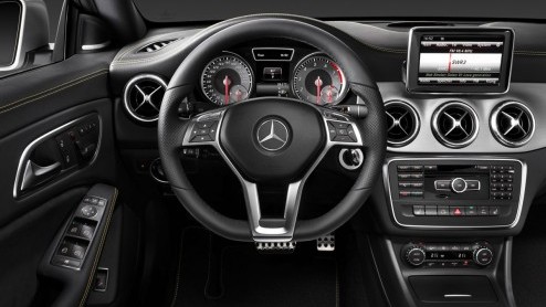 Ook de Mercedes-Benz CLA is onthuld. Niet op de beursvloer van Detroit, maar tijdens een presentatie aan de vooravond van de show. Het 'grote' publiek krijgt de auto te zien op de Fashion Week in Berl