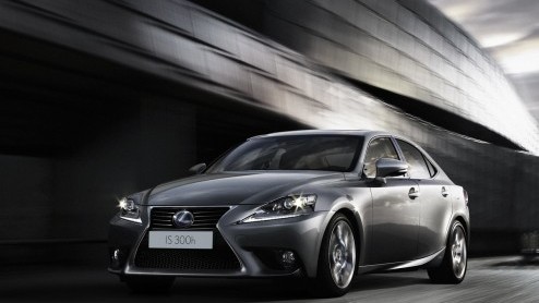 Lexus gaat de nieuwe IS-serie in ons land in eerste instantie als IS 300h aanbieden. De auto is zojuist in Detroit onthuld. Beelden van de F Sport Line waren al bekend, het silhouet van de gewone IS