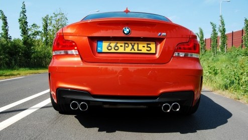 Men zegt wel eens; geen afscheid zonder vuurwerk. En dus komt BMW in de nadagen van de huidige 1 Serie met een spetterend topmodel, de 1 Serie M Coup. Voor 80 mille rijd je knallend de showroom uit m