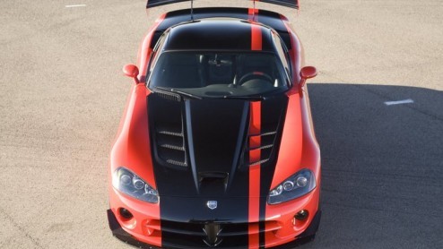 De Dodge Viper is al geen misselijke auto, maar nu heeft huistuner SRT zich met de auto bemoeid en komt met de Viper SRT-10 ACR. Dat betekent uitbundigere looks, een verbeterd onderstel n een lager g