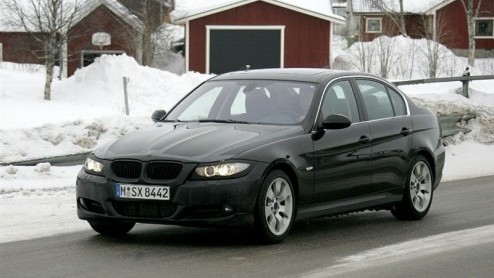 Hoewel de BMW-5 serie op een totaal nieuwe look kan rekenen, is er voor de 3-serie nog 'maar' een facelift gepland. Groot zijn de wijzigingen uiteraard niet. We spotten deze dreier als sedan en Tour