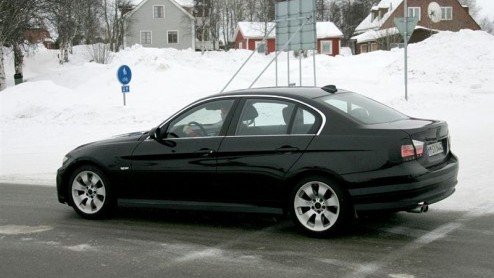Hoewel de BMW-5 serie op een totaal nieuwe look kan rekenen, is er voor de 3-serie nog 'maar' een facelift gepland. Groot zijn de wijzigingen uiteraard niet. We spotten deze dreier als sedan en Tour