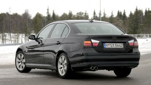 Hoewel de BMW-5 serie op een totaal nieuwe look kan rekenen, is er voor de 3-serie nog 'maar' een facelift gepland. Groot zijn de wijzigingen uiteraard niet. We spotten deze dreier als sedan en Tour