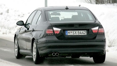Hoewel de BMW-5 serie op een totaal nieuwe look kan rekenen, is er voor de 3-serie nog 'maar' een facelift gepland. Groot zijn de wijzigingen uiteraard niet. We spotten deze dreier als sedan en Tour