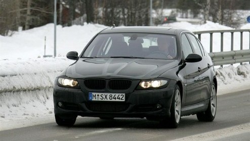 Hoewel de BMW-5 serie op een totaal nieuwe look kan rekenen, is er voor de 3-serie nog 'maar' een facelift gepland. Groot zijn de wijzigingen uiteraard niet. We spotten deze dreier als sedan en Tour