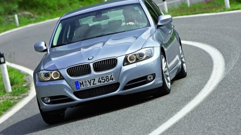 De facelift voor de BMW 3-serie is aanstaande. BMW presenteert de opgefriste Dreier op de Autosalon in Parijs, maar vandaag zijn de eerste definitieve beelden verschenen. De verjongingskuur is niet