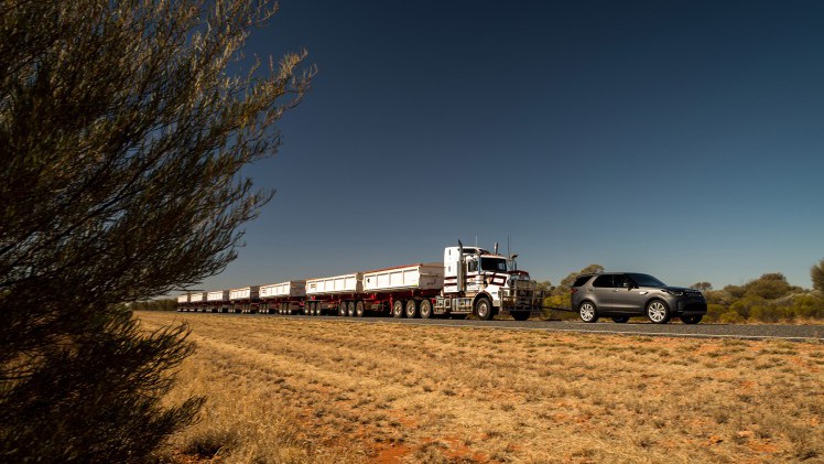Land Rover brengt modeljaarwijzigingen aan Discovery aan. Discovery trekt Australische roadtrain.