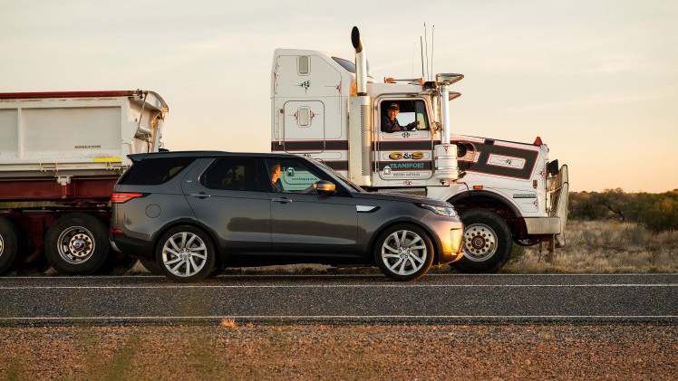 Land Rover brengt modeljaarwijzigingen aan Discovery aan. Discovery trekt Australische roadtrain.