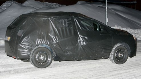 Peugeot had met de 307 SW een waar succesnummer te pakken. Een stationwagon met wat MPV-trekjes viel bij veel mensen in de smaak. Het MPV-segment is erg omvangrijk en Peugeot is zich dan ook bewust ee