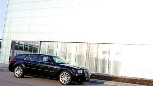 De Chrysler 300C is onlangs vernieuwd. Deze subtiele wijzigingen aan deze stoere Amerikaan werden tijdens de IAA in Frankfurt al gepresenteerd en bieden vooral meer comfort en premium touch. Vandaag z