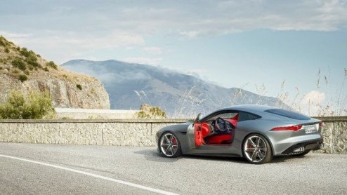 Het merk Jaguar bloeit lekker op. Na de nieuwe XJ en vernieuwde XK en XF kijkt men ook alvast verder vooruit. De Engelsen presenteren volgende week de C-X16, een compacte sportwagen die onder de XK wo
