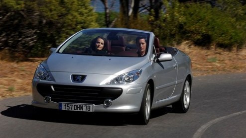 Peugeot zet de 307 CC nog even in de picture en komt met de Palm Beach, een tijdelijke uitvoering die is uitgerust met lederen bekleding, een navigatiesysteem en 17 inch lichtmetaal. En voor deze lu