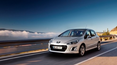 Peugeot geeft de 308 nieuwe kansen met een facelift. De vernieuwde uitstraling sluit aan bij de 508 en maakt van de Fransoos  samen met nieuwe, nog zuiniger motoren tot aan 98 gram CO2  weer een mod