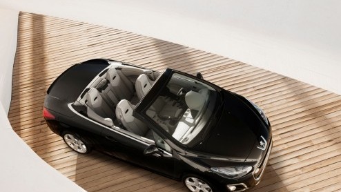 Peugeot geeft de 308 nieuwe kansen met een facelift. De vernieuwde uitstraling sluit aan bij de 508 en maakt van de Fransoos  samen met nieuwe, nog zuiniger motoren tot aan 98 gram CO2  weer een mod