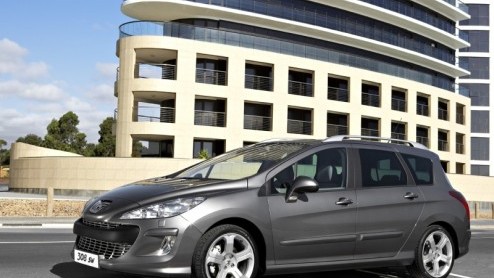 De Peugeot 308 is pas kort op de markt, maar het gamma wordt nu al uitgebreid met de 308 SW. Deze ruimtelijke variant kan  net als zijn voorganger  weer op een hoop klandici rekenen. Ook is een nieu