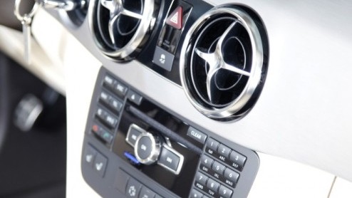 Wat is dat toch met de Mercedes-Benz GLK? Bouw je een stoere, compacte Gelnde in de geest van de legendarische G-Klasse, wil bijna niemand 'm (in Nederland) hebben! Onlangs is de compacte SUV verni