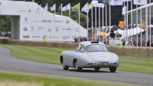 Spannende primeurs, veel spektakel en fraaie historie van de automobielindustrie komt al jaren samen op Goodwood Festival of Speed. De fotogalerij neemt je nog even mee naar het legendarische autofees
