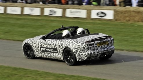 Spannende primeurs, veel spektakel en fraaie historie van de automobielindustrie komt al jaren samen op Goodwood Festival of Speed. De fotogalerij neemt je nog even mee naar het legendarische autofees