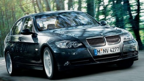 BMW introduceert voor leaserijders de 318d Corporate Lease. Deze zakelijke uitvoering is te leasen tegen een aantrekkelijk bedrag. Daarvoor moet je wel iets aan vermogen inleveren, de uitrusting bleef