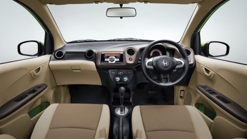 Honda heeft het doek getrokken van de Honda Brio, een kleine stadsauto met 1.2 liter VTEC benzinemotor. Hoewel ons land best met een Alto-Aygo-Panda concurrent verblijd kan worden zit zijn komst er vo