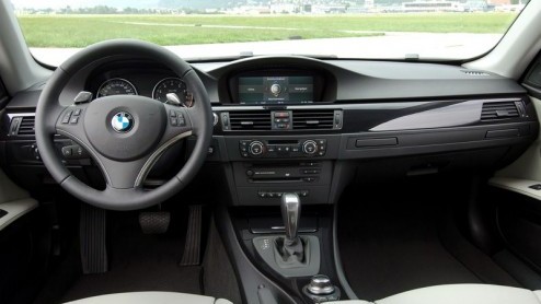 Van veel BMWs werden we de laatste jaren niet echt opgewonden. Maar de jongste aanvulling op het gamma is weer als vanouds een product dat Freude am Fahren biedt. Hij heet 335i Coup en brengt een