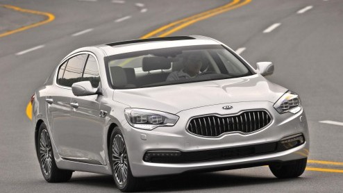 Het plan van Kia om hun vlaggenschip Quoris in Europa op de markt te brengen levert wat problemen op met het Chinese automerk Qoros, dat grote plannen heeft om de komende jaren voet aan wal te zetten.