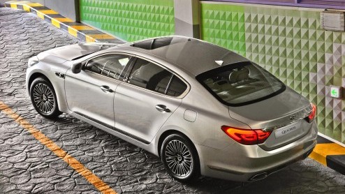Het plan van Kia om hun vlaggenschip Quoris in Europa op de markt te brengen levert wat problemen op met het Chinese automerk Qoros, dat grote plannen heeft om de komende jaren voet aan wal te zetten.