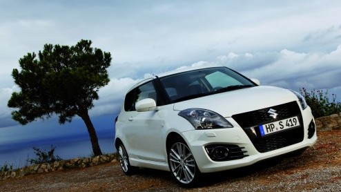 De nieuwe Suzuki Swift is inmiddels geen onbekende meer op de Nederlandse wegen. En ding had hij voor de sportievelingen nog wel nodig; een beetje pit. De Japanners houden de traditie in ere en hebbe