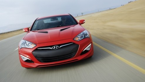 Hyundai neemt nog meer spierballen mee naar Detroit, want naast de Veloster Turbo debuteert ook de vernieuwde Genesis Coup, met nog sterkere motoren, opgewaardeerd interieur en achttrapsautomaat.