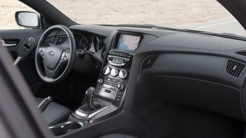 Hyundai neemt nog meer spierballen mee naar Detroit, want naast de Veloster Turbo debuteert ook de vernieuwde Genesis Coup, met nog sterkere motoren, opgewaardeerd interieur en achttrapsautomaat.