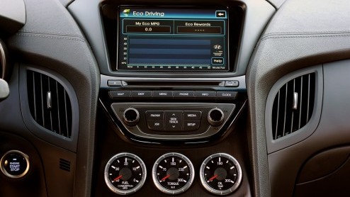 Hyundai neemt nog meer spierballen mee naar Detroit, want naast de Veloster Turbo debuteert ook de vernieuwde Genesis Coup, met nog sterkere motoren, opgewaardeerd interieur en achttrapsautomaat.