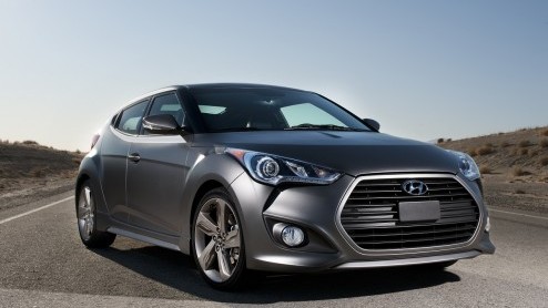 Hij zat er al aan te komen en is nu officieel: de Hyundai Veloster Turbo. Met 201 pk onder de kap krijgt de sportcoup nu precies datgene waar het tot nu toe aan ontbrak: lekker veel kracht! In Detroi