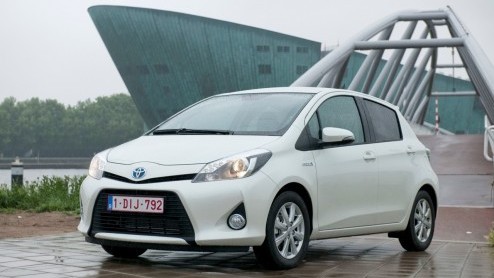 Toyota heeft het alternatief voor de compacte spaardiesel in aantocht. Is het er een op LPG of aardgas? Nee, de Japanners wedden - bijna traditiegetrouw - op een hybride met benzinemotor. De Yaris hyb