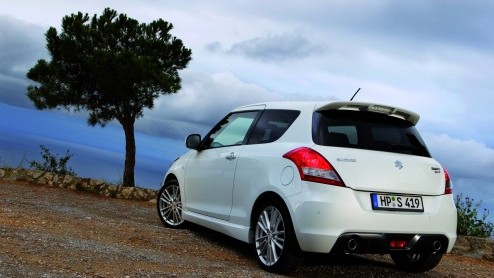 Daar is-ie dan, de Suzuki Swift Sport. Hij komt begin januari 2012 naar ons land en gaat net geen 21 mille kosten. Zowel qua luxe als peekaa's zit je gebakken.