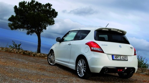De nieuwe Suzuki Swift is inmiddels geen onbekende meer op de Nederlandse wegen. En ding had hij voor de sportievelingen nog wel nodig; een beetje pit. De Japanners houden de traditie in ere en hebbe
