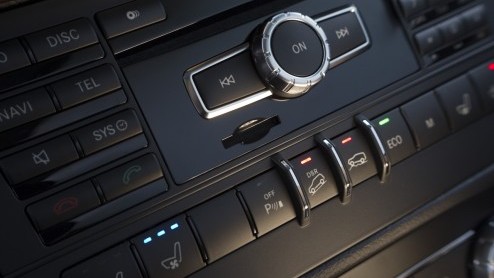 Wat is dat toch met de Mercedes-Benz GLK? Bouw je een stoere, compacte Gelnde in de geest van de legendarische G-Klasse, wil bijna niemand 'm (in Nederland) hebben! Onlangs is de compacte SUV verni