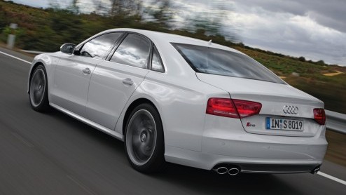 Audi heeft vanaf vandaag de definitieve prijzen van de S6, S7 en S8 rond. Het snelle trio is er vanaf respectievelijk 100.520 euro, 109.990 en 150.100 euro. In juli worden de eerste exemplaren uitgele