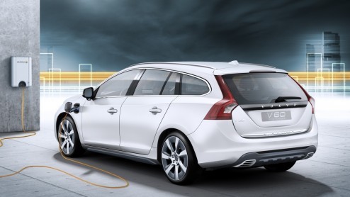 Het was al bekend dat de Volvo V60 Plug-in Hybrid in 2012 zou arriveren. Nu is ook de prijs bekend: 64.695 euro.